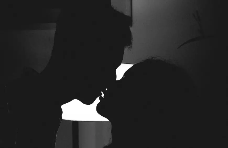 Kissing in shadows